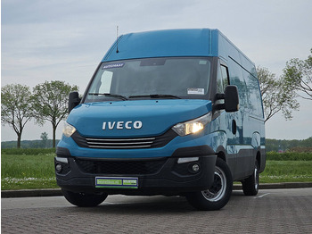 כלי רכב מסחרי עם לוח IVECO Daily