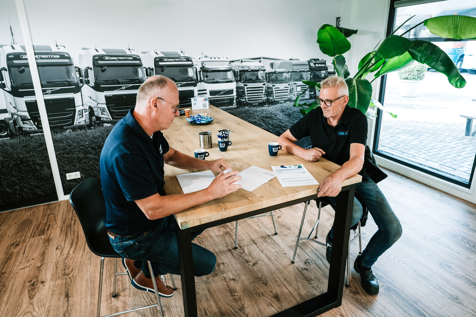 LVS Used TRUCKS - סמיטריילרים - הרמה אחורית undefined: תמונה 2