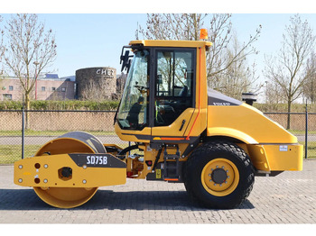 רולר VOLVO SD75B