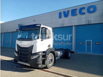 משאית עם שלדת תא IVECO X-WAY