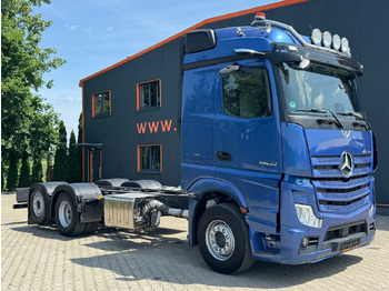 משאית עם שלדת תא MERCEDES-BENZ Actros