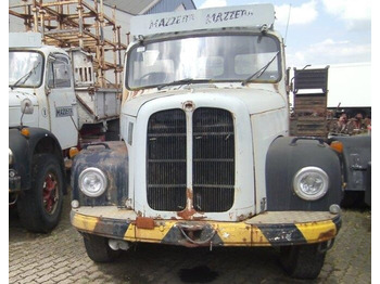 משאית עם שלדת תא SAURER