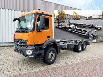 משאית עם שלדת תא MERCEDES-BENZ Arocs