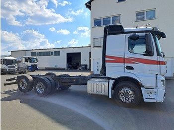 משאית עם שלדת תא MERCEDES-BENZ Actros 2553