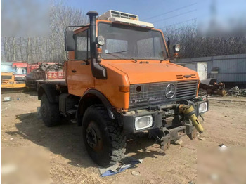 משאית עם שלדת תא UNIMOG