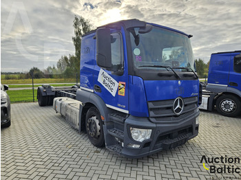 משאית עם שלדת תא MERCEDES-BENZ Actros 1843