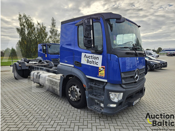 משאית עם שלדת תא Mercedes-Benz Actros 1843: תמונה 2