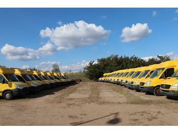 כלי רכב מסחרי עם תיבה IVECO Daily