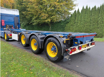 סמיטריילר מוביל מכולות/ החלפת גוף D-TEC