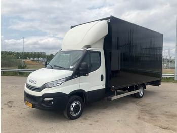 כלי רכב מסחרי עם לוח IVECO Daily
