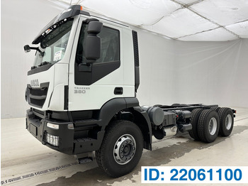 משאית עם שלדת תא IVECO Trakker