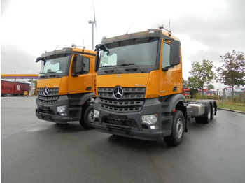 משאית עם שלדת תא MERCEDES-BENZ Arocs