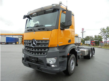 משאית עם שלדת תא MERCEDES-BENZ Arocs