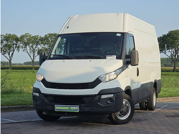 כלי רכב מסחרי עם לוח IVECO Daily
