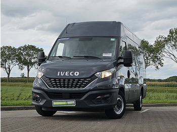 כלי רכב מסחרי עם לוח IVECO Daily