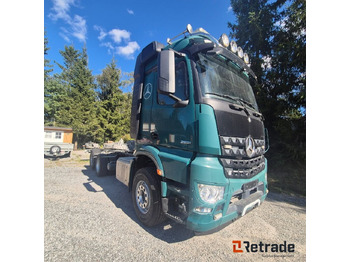 משאית עם שלדת תא MERCEDES-BENZ Arocs