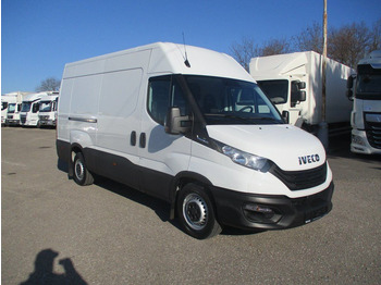 כלי רכב מסחרי עם לוח IVECO Daily 35s16