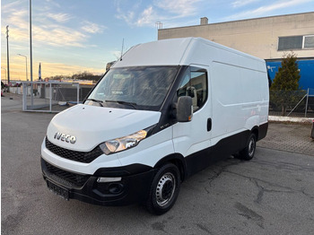כלי רכב מסחרי עם לוח IVECO Daily