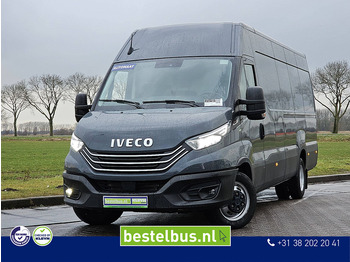 כלי רכב מסחרי עם לוח IVECO Daily