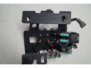 מערכת חשמל עבור ציוד לטיפול בחומרים Crown unknown | Fingertip controle reachtruck with directional switch and horn b: תמונה 4
