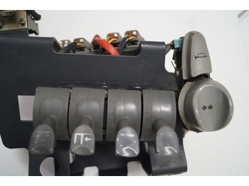 מערכת חשמל עבור ציוד לטיפול בחומרים Crown unknown | Fingertip controle reachtruck with directional switch and horn b: תמונה 3