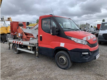 פלטפורמה אווירית מותקנת על משאית IVECO Daily