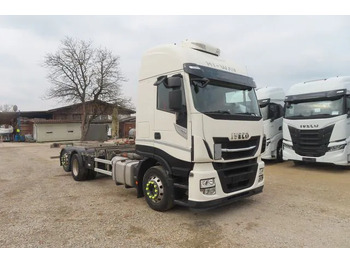 משאית עם שלדת תא IVECO