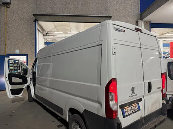 כלי רכב מסחרי עם לוח PEUGEOT Boxer