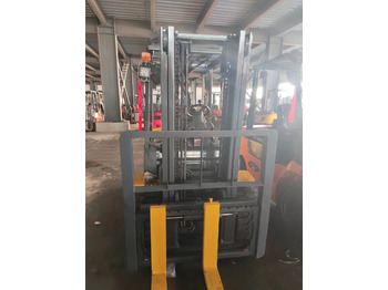 מלגזת סולר KOMATSU FD30T-17: תמונה 2