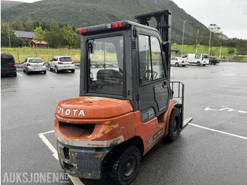 ציוד לטיפול בחומרים 2004 Toyota Diesel truck 62-7FDF30 - Løftekapasitet 3000 kg - Løftehøyde 4m - Sertifisert: תמונה 3