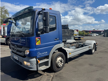 משאית עם שלדת תא MERCEDES-BENZ