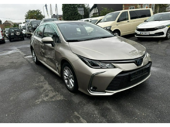 סדאן TOYOTA