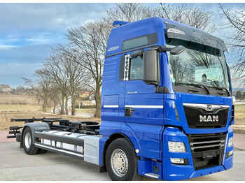 משאית עם שלדת תא MAN TGX