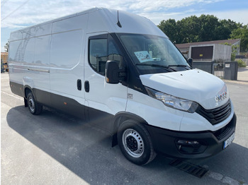 כלי רכב מסחרי עם לוח IVECO Daily 35s16