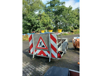 קרון נגרר Trebbiner Absperrtafel vz615 Nissen Horizont Sperrwand Verkehrsle: תמונה 2