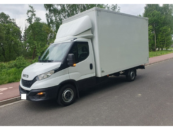 כלי רכב מסחרי עם תיבה IVECO Daily