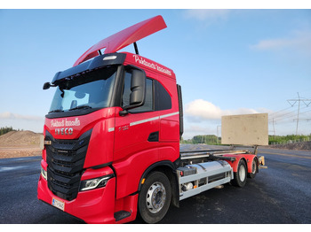 משאית עם שלדת תא IVECO S-WAY