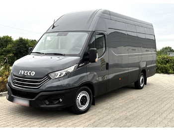 כלי רכב מסחרי עם לוח IVECO Daily