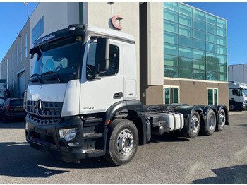 משאית עם שלדת תא MERCEDES-BENZ Arocs