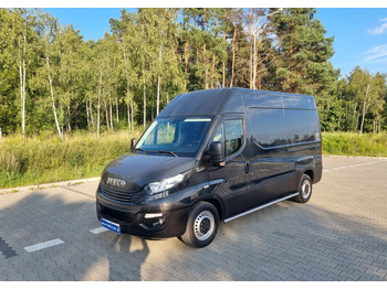 כלי רכב מסחרי עם לוח IVECO Daily