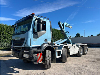 משאית הרמת וו IVECO Trakker