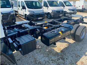 חָדָשׁ משאית עם שלדת תא, משאית מנוף Mitsubishi Canter FUSO 6C18 Fahrgestell 4WD 175Ps Sofort: תמונה 3