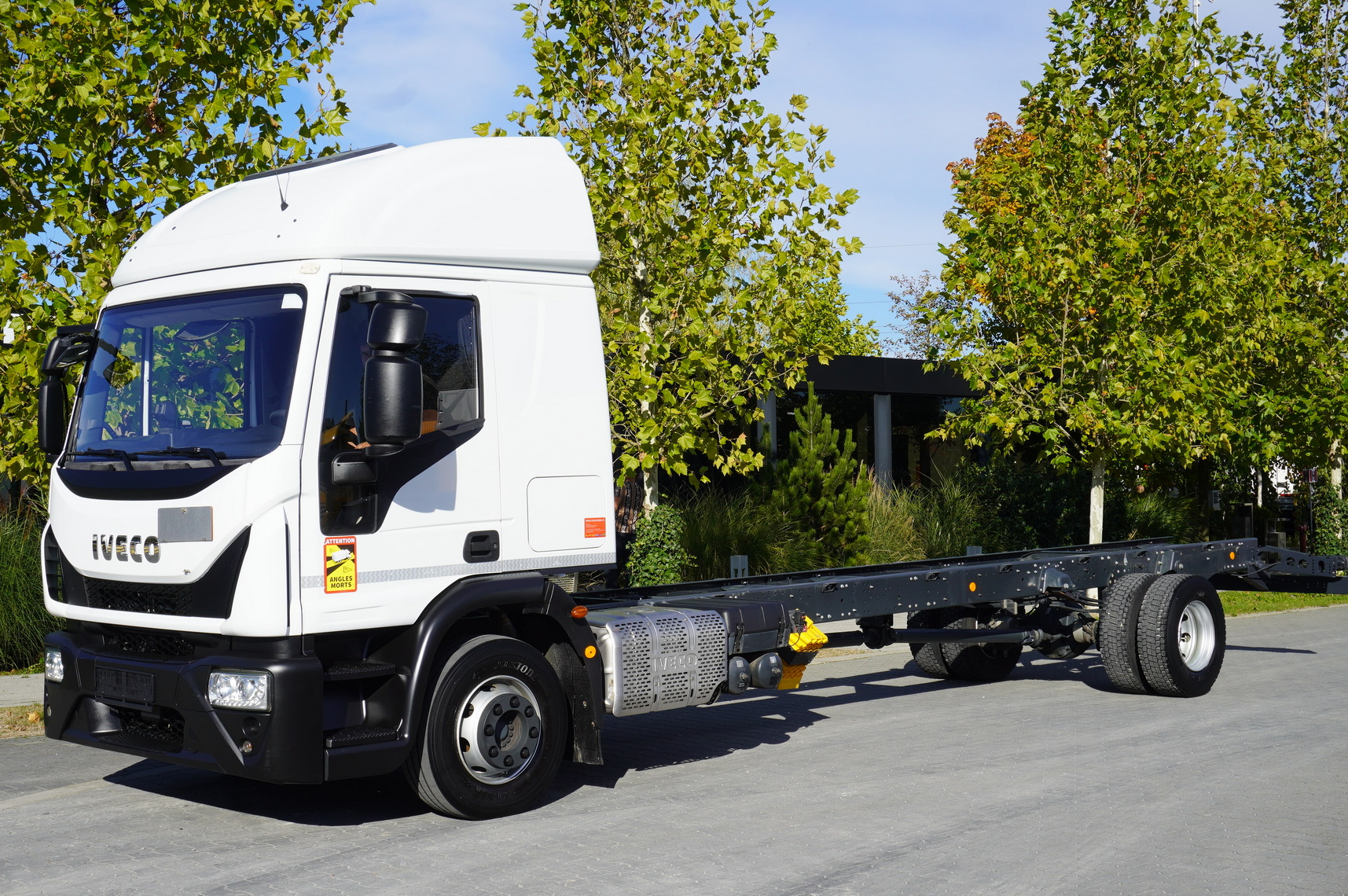 משאית עם שלדת תא IVECO EuroCargo 140E