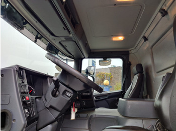 Interior photo 1: משאית מכל SCANIA P400