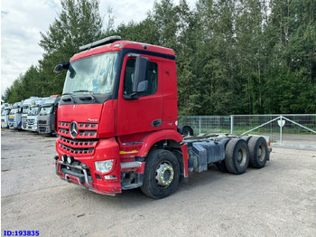 משאית עם שלדת תא MERCEDES-BENZ Arocs