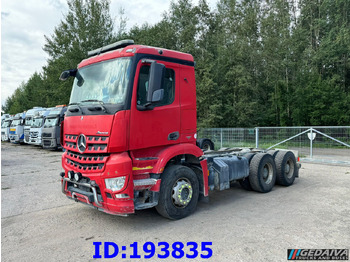 משאית עם שלדת תא MERCEDES-BENZ Arocs