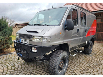 כלי רכב מסחרי עם תיבה IVECO