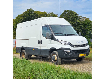 כלי רכב מסחרי עם לוח IVECO Daily