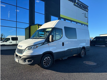 כלי רכב מסחרי עם לוח IVECO Daily 35s14