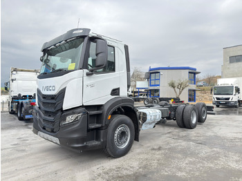 משאית עם שלדת תא IVECO X-WAY